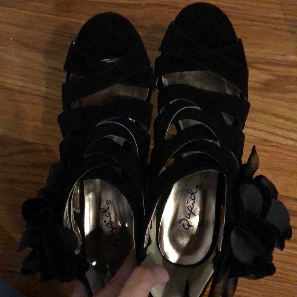 Qupid black velvet heels size 6 - Picture 3 of 3